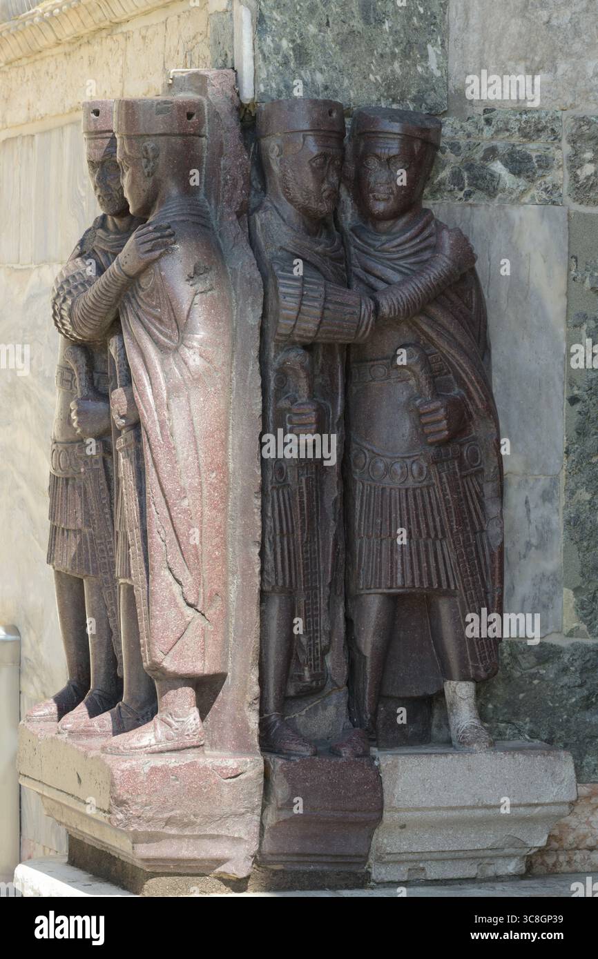 Monumento medieval hi-res stock photography and images - Alamy