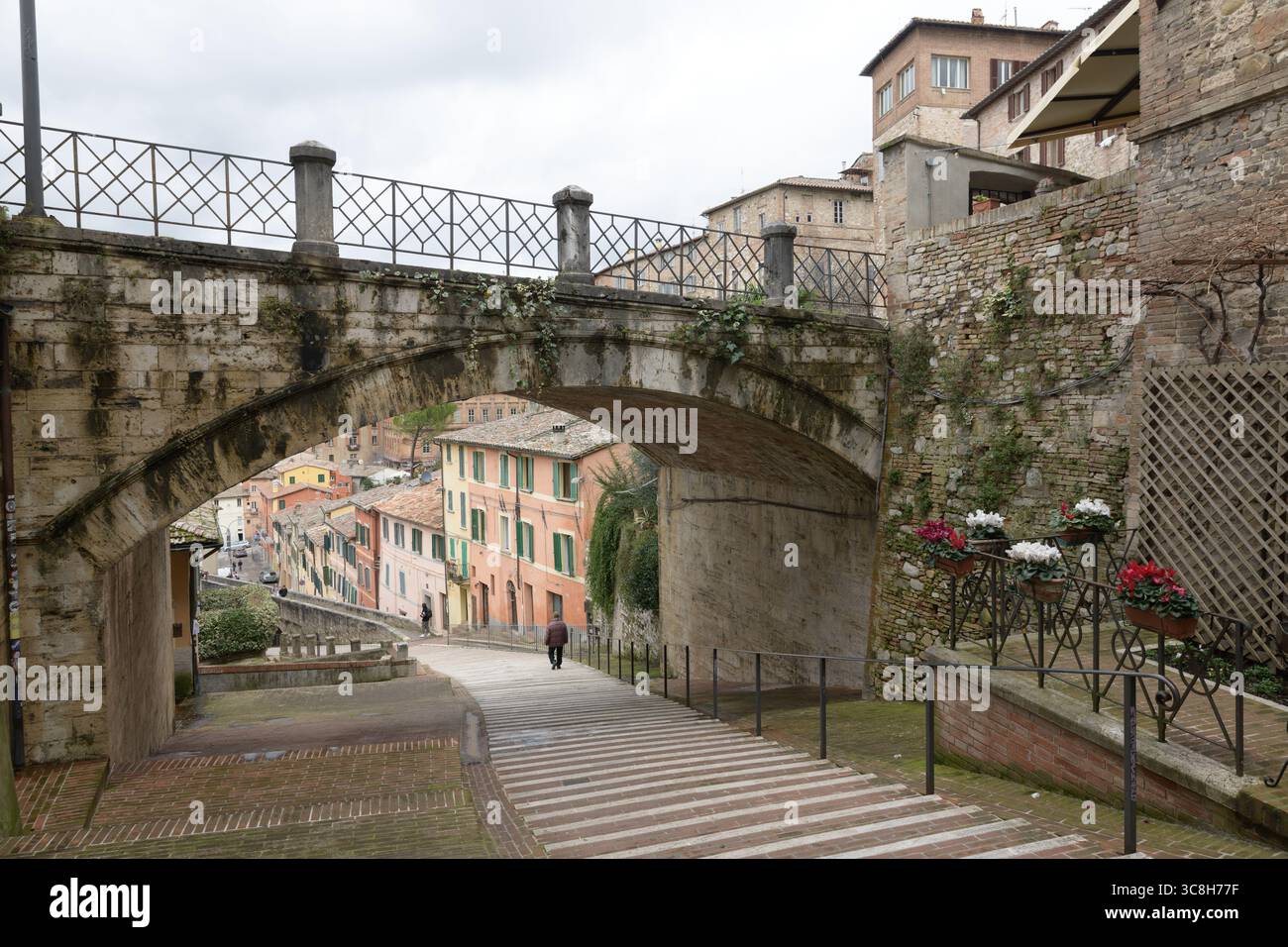Perugia umbria hi-res stock photography and images - Page 20 - Alamy, image size:1300x956