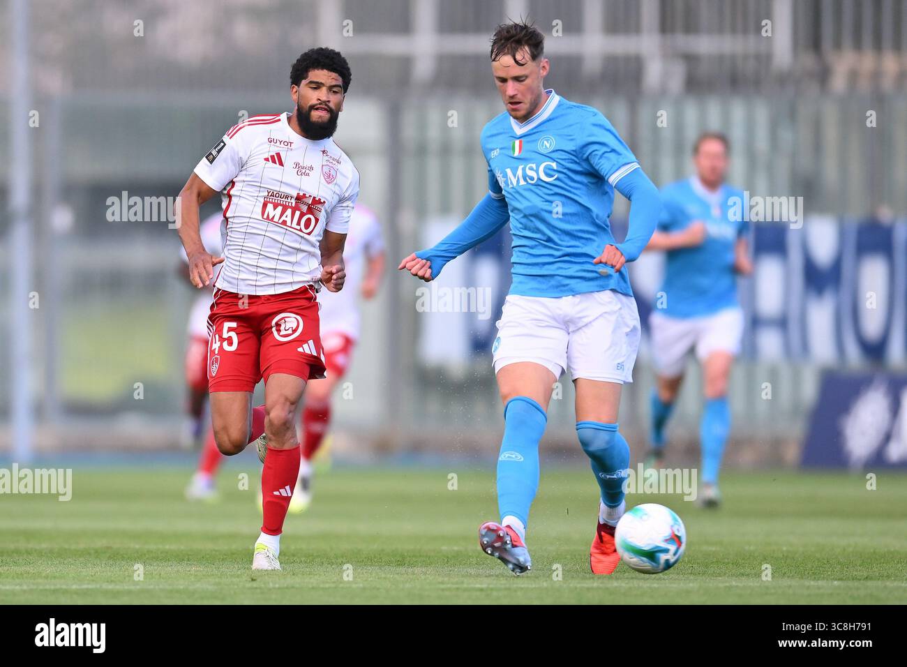 Mahdi Camara of Stade Brestois 29 and Sam Beukema of S.S.C. Napoli are ...