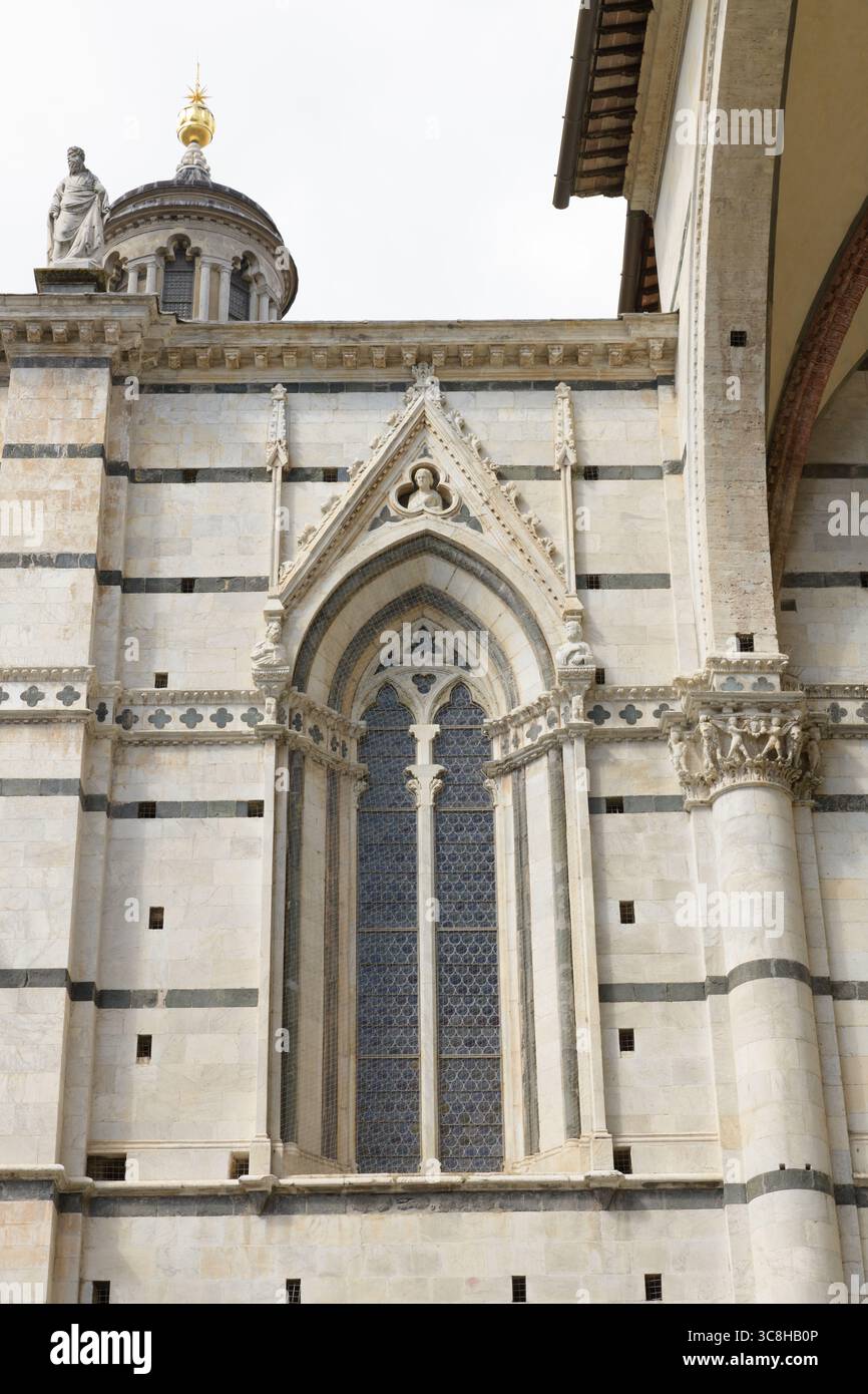 Gothic bifora window hi-res stock photography and images - Alamy