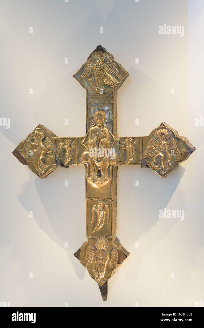 Processional cross hi-res stock photography and images - Alamy, image size:866x1390