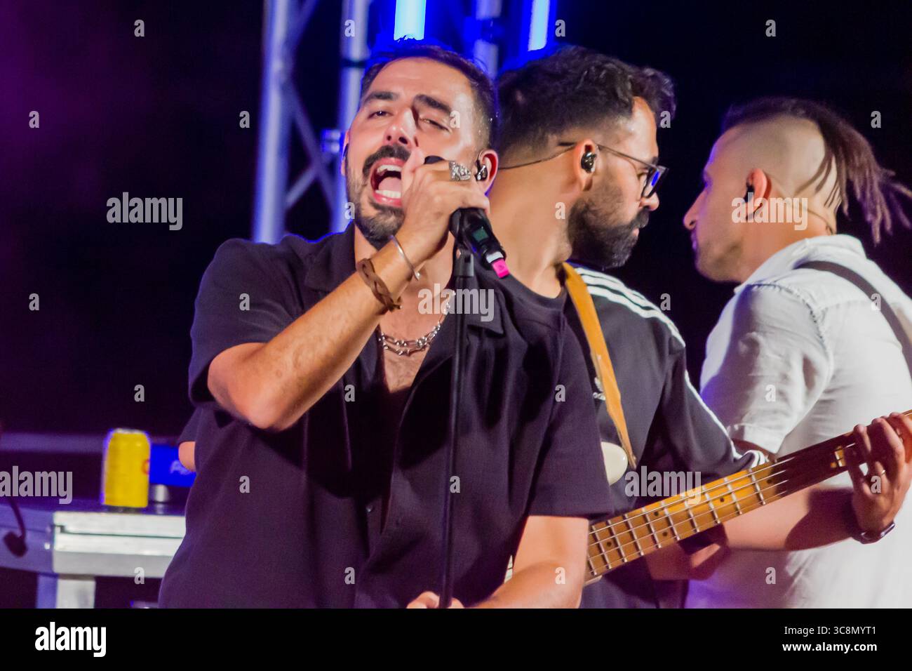 Singer Concert Microphone singer stage performance hi-res stock photography and images ...
