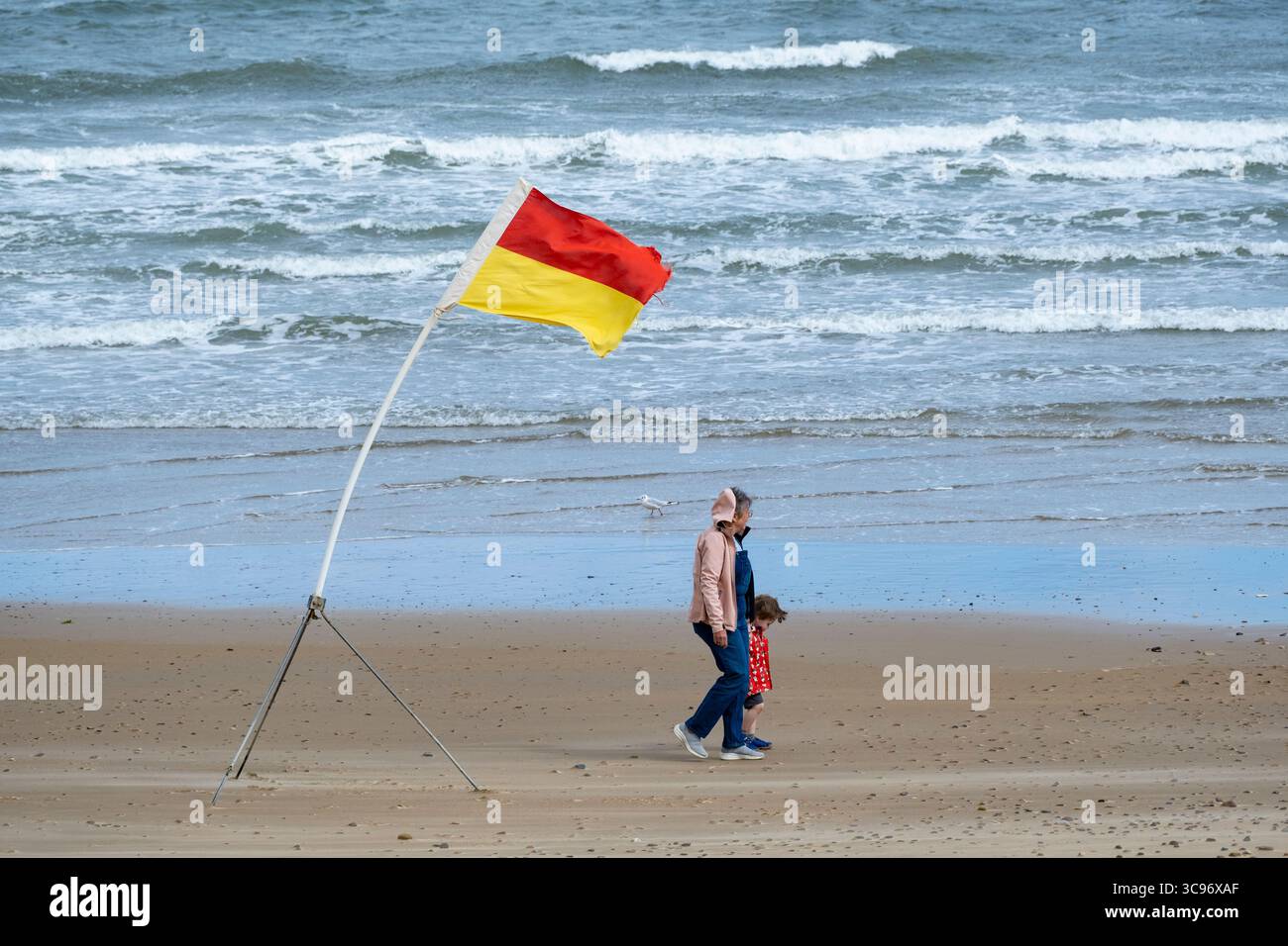 Saltburn by the sea, North Yorkshire, England. UK. 5th August, 2025. Weather: People braving a chilly strong wind in the wake of storm floris on Saltburn beach on the North Yorkshire coast. Credit: Alan Dawson/Alamy Live News Stock Photo