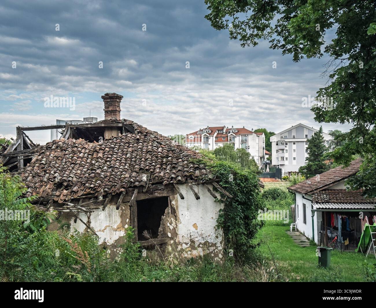 Derelict housing blocks hi-res stock photography and images - Alamy