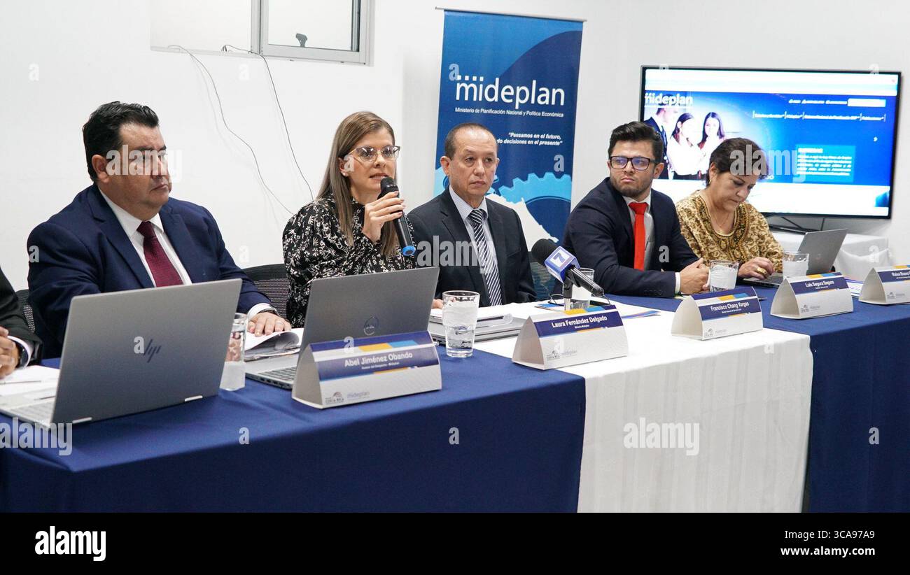 March 11, 2023: 10/03/2023. Laura FernÃÂndez (segunda de izquierda a derecha), ministra de PlanificaciÃÂ³n, descartÃÂ³ que el salario global transitorio se elabore a partir de un salario base mÃÂs pluses. En la imagen le acompaÃÂ±a a su izquierda Francisco Chan Vargas, director del Servicio Civil. Foto: MideplÃÂn. (Credit Image: © La Nacion via ZUMA Press) Stock Photo