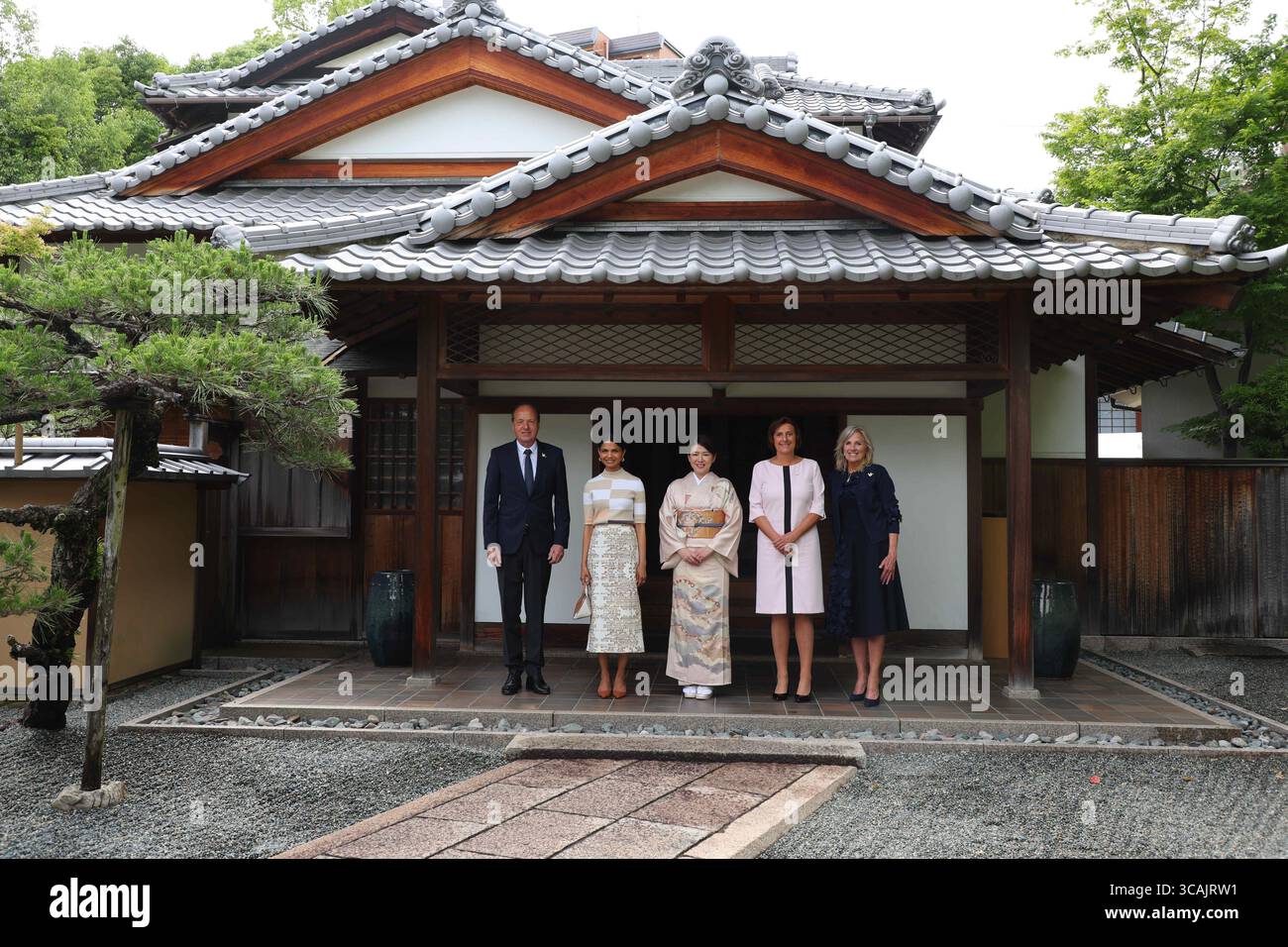 May 19, 2023, Hiroshima, Hiroshima Prefecture, Japan: The G7 Summit spouses pose following a traditional sado Japanese tea ceremony on the sidelines of the G7 Summit, May 19, 2023 in Hiroshima, Japan. Standing from 2nd left: Heiko von der Leyen, Spouse of the European Union President, Akshata Narayan Murty of the UK, Yuko Kishida of Japan, Britta Ernst of Germany, and U.S First Lady Jill Biden. (Credit Image: © Pool /G7 Hiroshima/Planet Pix via ZUMA Press Wire) Stock Photo
