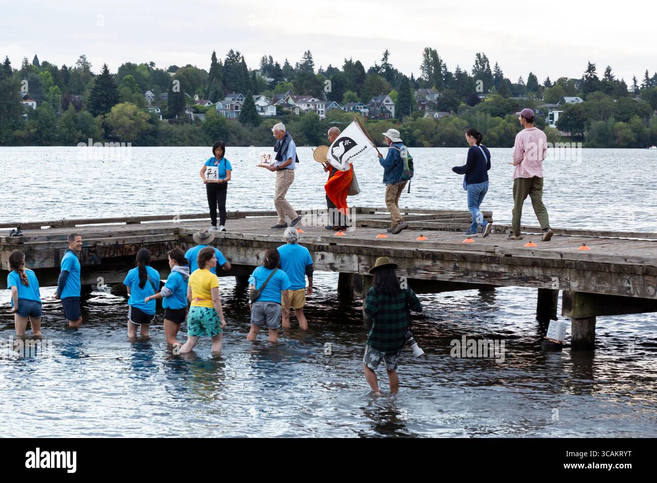Norimitsu Tosu, survivor of the blast that destroyed Hiroshima, leads a procession at the Toro Nagashi Lantern Floating Ceremony at Green Lake in Seat Stock Photo