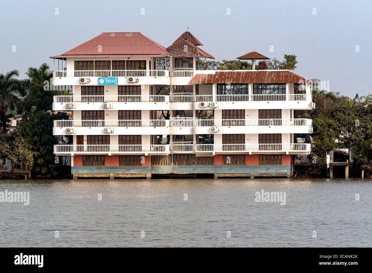 Three story waterfront building hi-res stock photography and images - Alamy