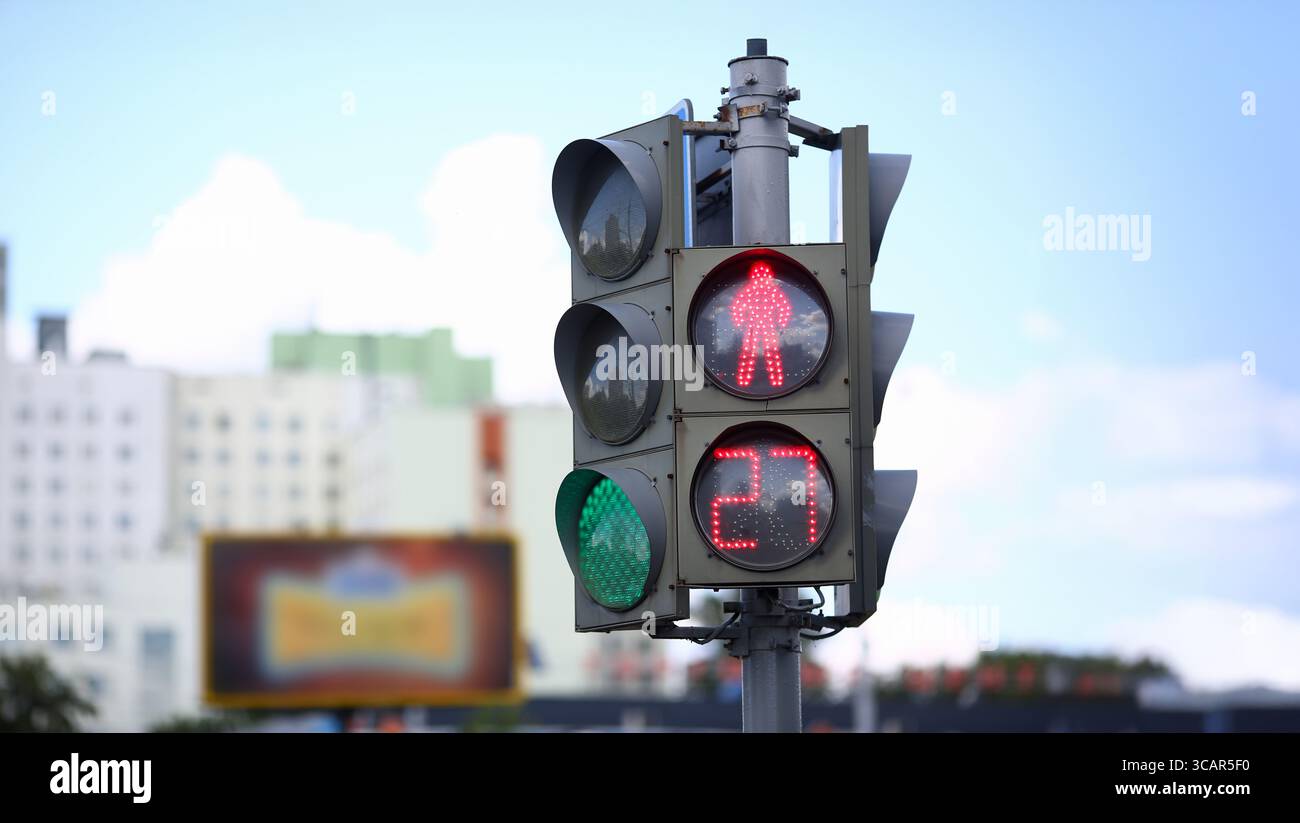 Traffic light pedestrian crossings hi-res stock photography and images ...