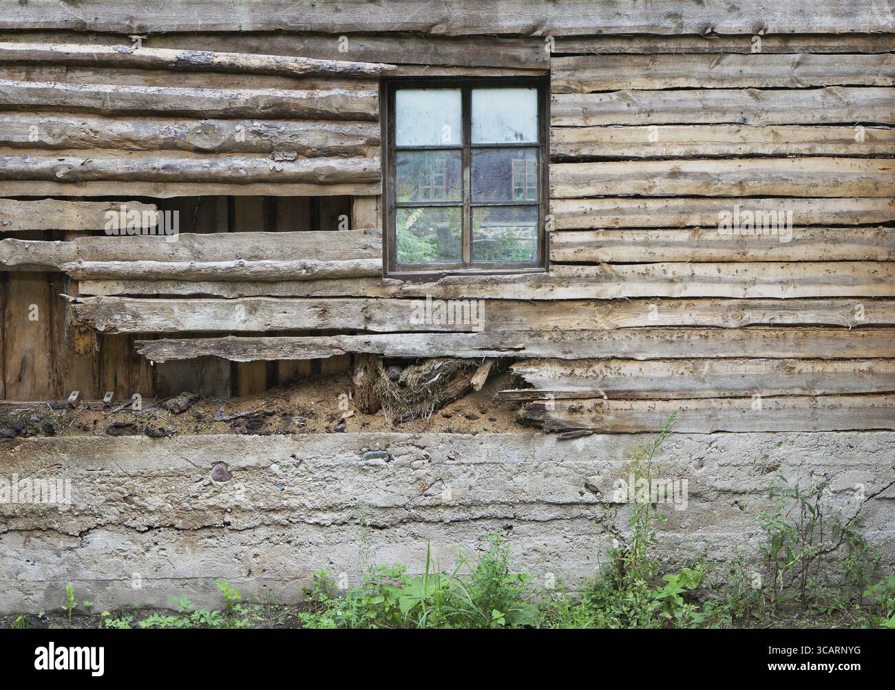 Rotten wooden wall village hi-res stock photography and images - Alamy