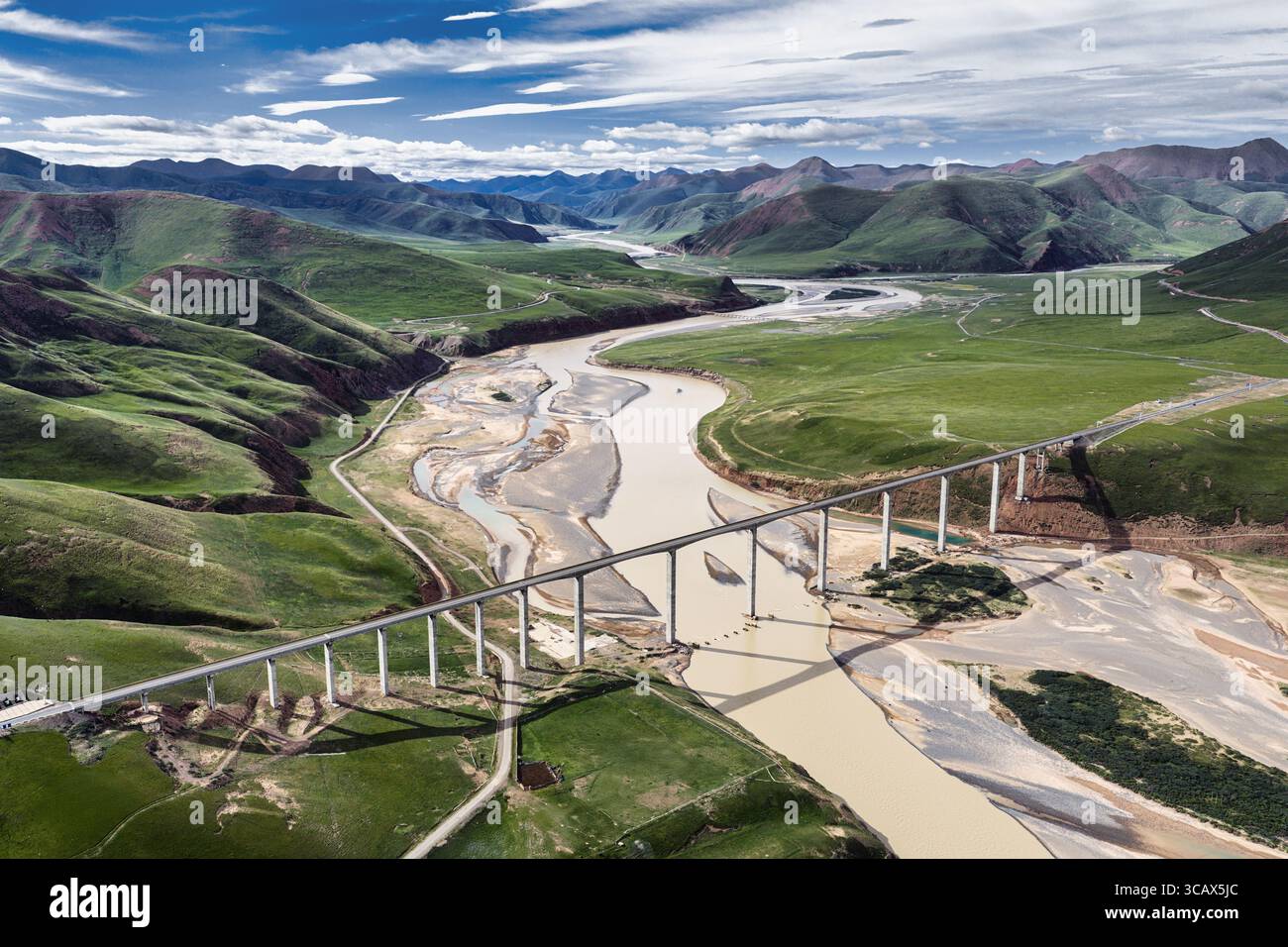 View rolling hills meandering hi-res stock photography and images - Alamy