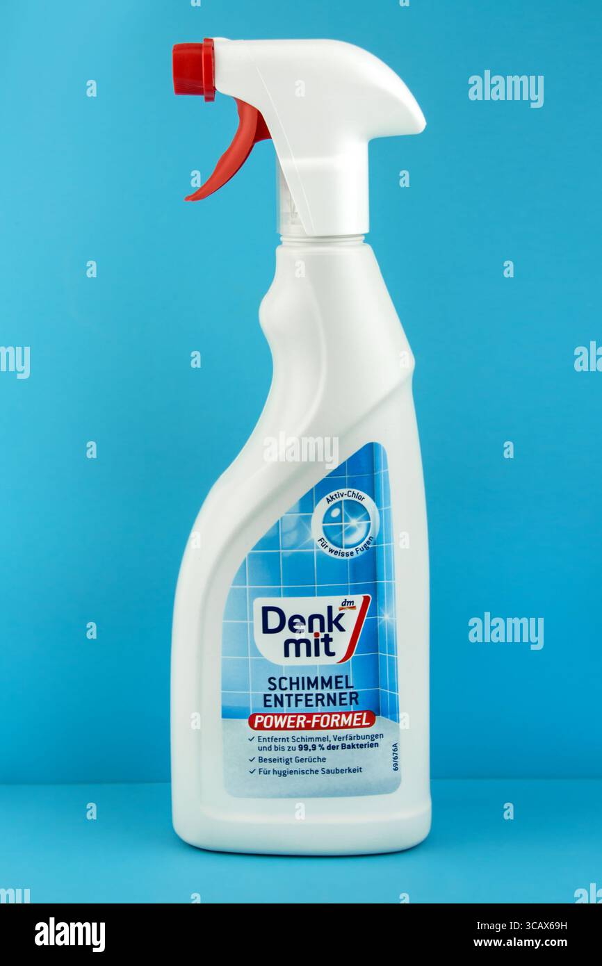 DM, Denk Mit Anti Schimmel Hygiene Reiniger mit Chlor Kraft aktiv auf weiß Stock Photo