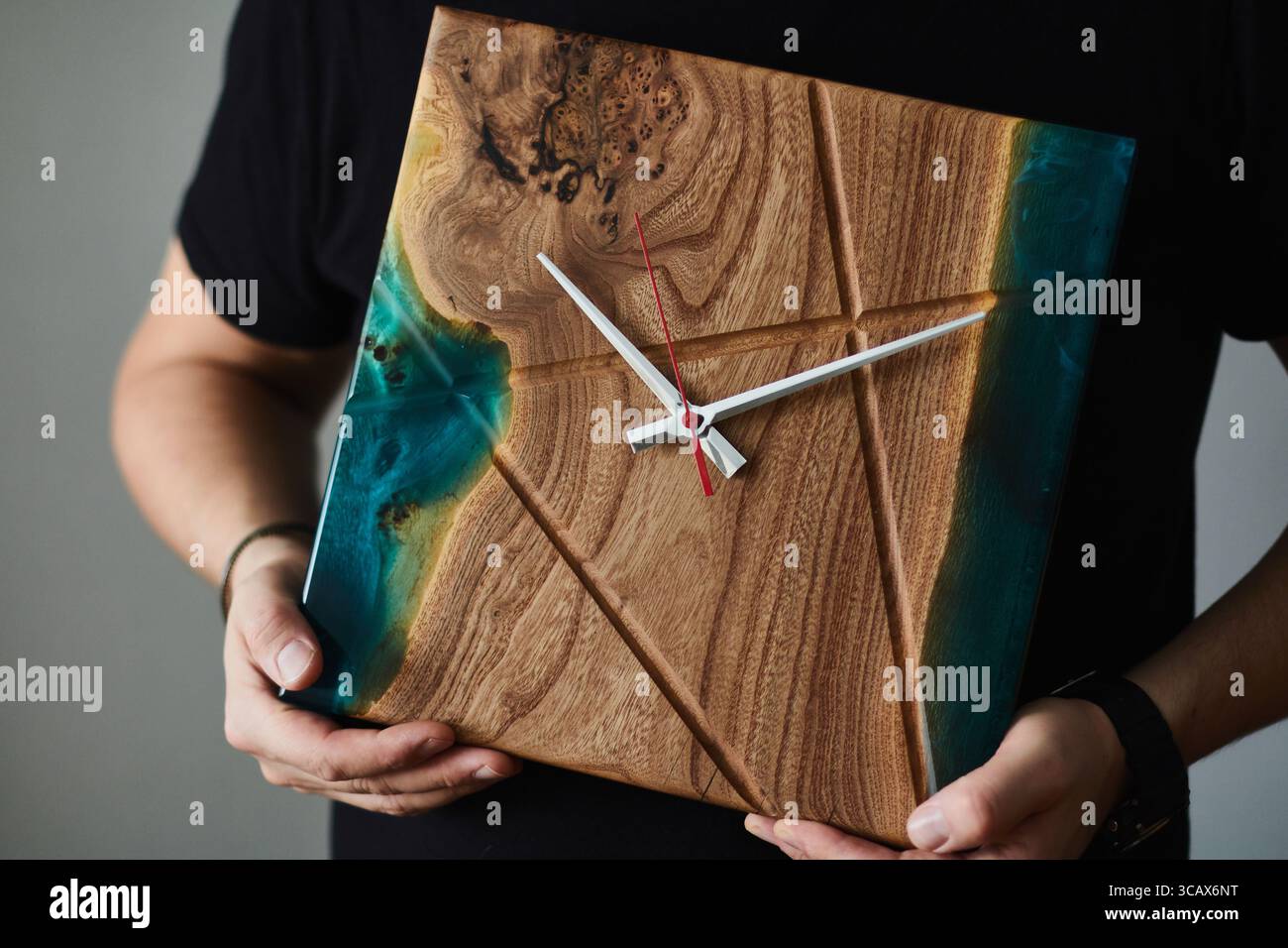 Wood slab clock hi-res stock photography and images - Alamy