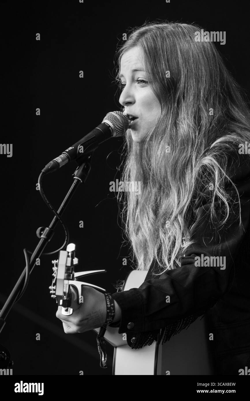JADE BIRD, CONCERT, 2018: The singer-songwriter Jade Bird on the Walled ...