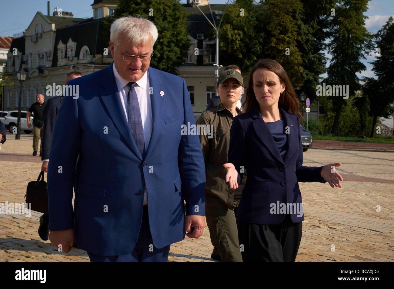 romanian-foreign-minister-oana-toiu-right-and-ukrainian-foreign