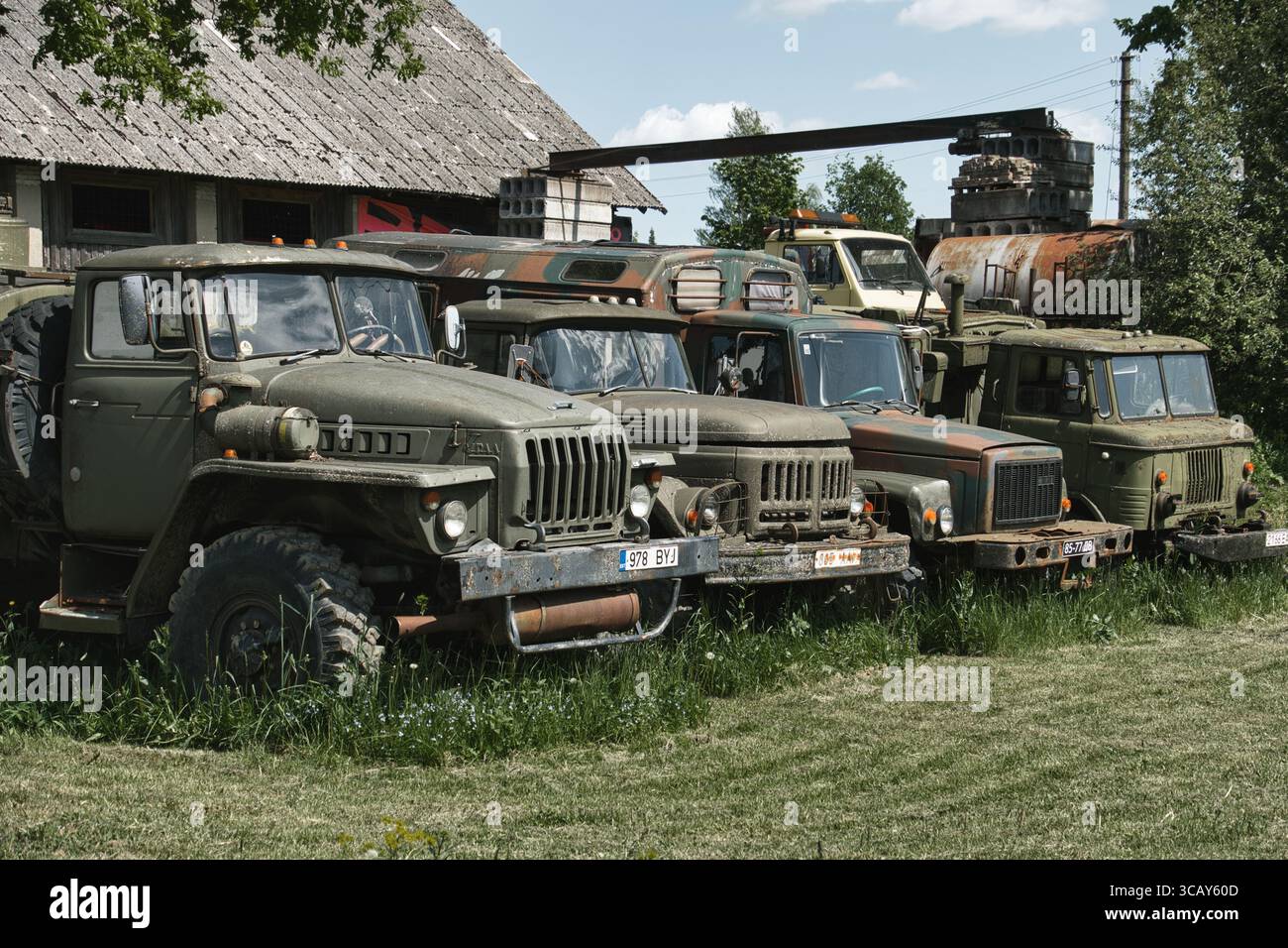 Military utility vehicle hi-res stock photography and images - Alamy display picture 1