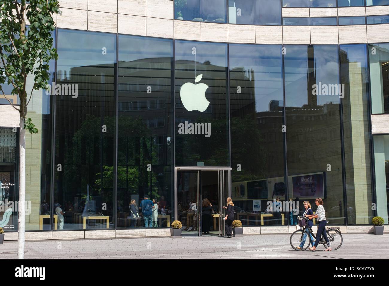 Computer city store hi-res stock photography and images - Alamy
