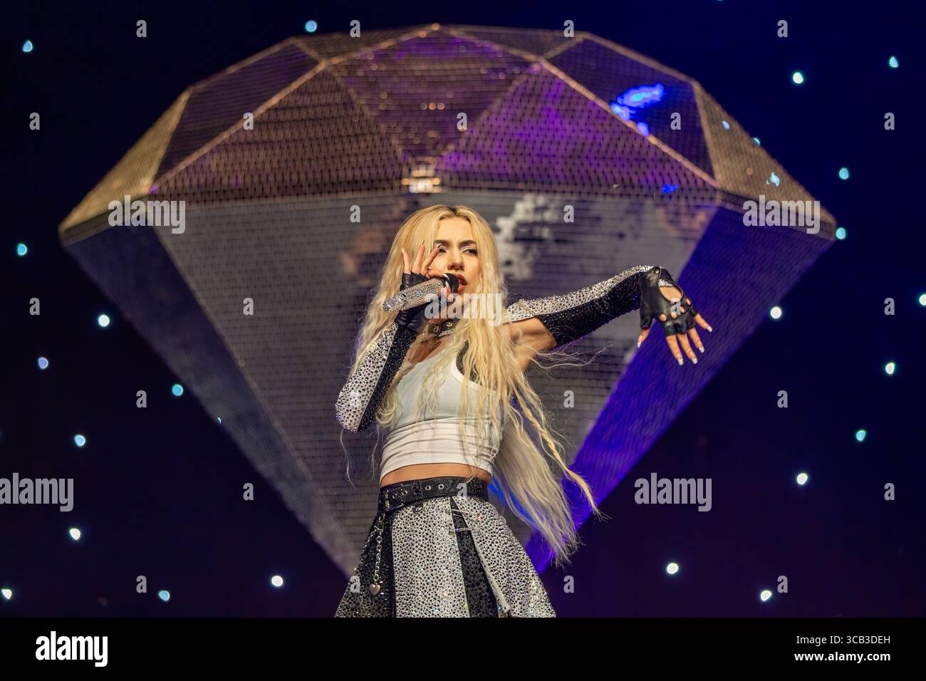 Ava max singer hi-res stock photography and images - Alamy