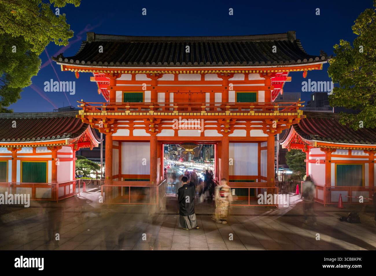 Yasaka shrine gate hi-res stock photography and images - Alamy