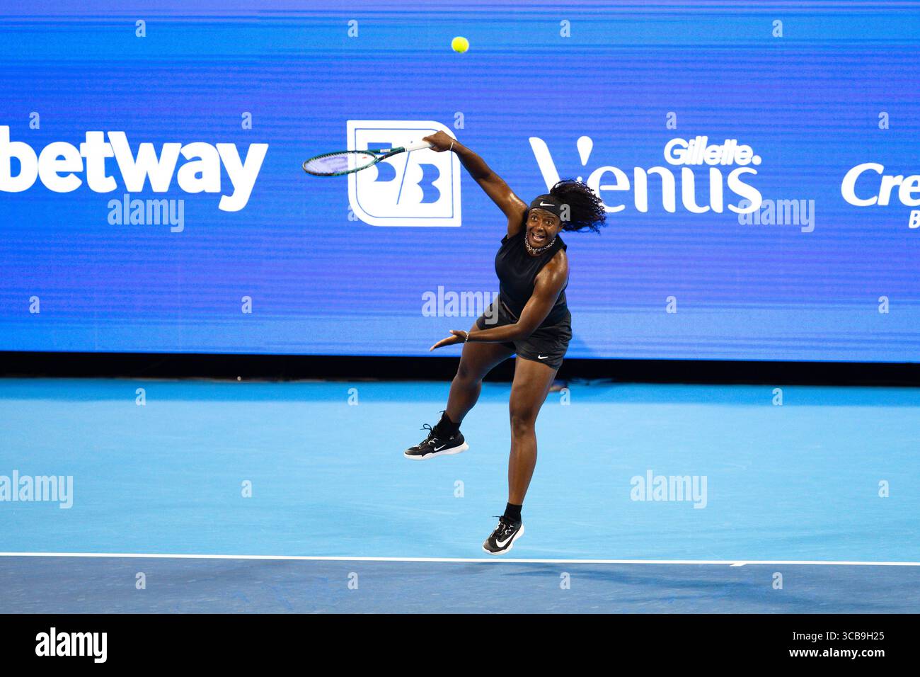 MASON, OHIO - AUGUST 07: Hailey Baptiste of USA serves on Day 1 of the Cincinnati Open at the Lindner Family Tennis Center on August 07, 2025 in Mason, Ohio (Photo by Mauricio Paiz) Stock Photo