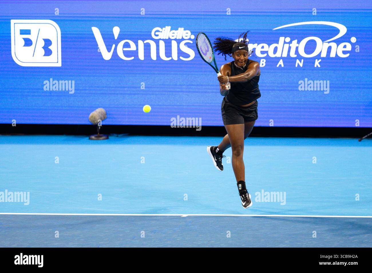 MASON, OHIO - AUGUST 07: Hailey Baptiste of USA returns a shot on Day 1 of the Cincinnati Open at the Lindner Family Tennis Center on August 07, 2025 in Mason, Ohio (Photo by Mauricio Paiz) Stock Photo