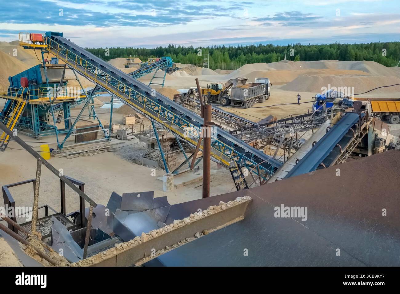 Quarry screen-vibrating screen, rock handling equipment Stock Photo - Alamy