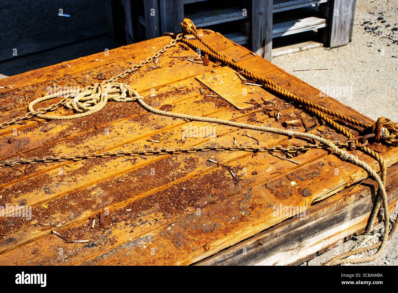 Pallte With Ropes Dirty ropes and chains hi-res stock photography and images - Alamy
