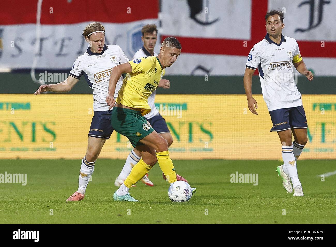 Sittard, Netherlands. 08th Aug, 2025. SITTARD, 08-08-2025, Fortuna Sittard Stadium, season 2025/2026, Dutch Eredivisie football . match between Fortuna Sittard and Go Ahead Eagles, Picture shows GA Eagles player Oscar Pettersson Fortuna Sittard player Kristoffer Peterson GA Eagles player Mats Deijl Credit: Pro Shots/17�Թ����� Live News Stock Photo