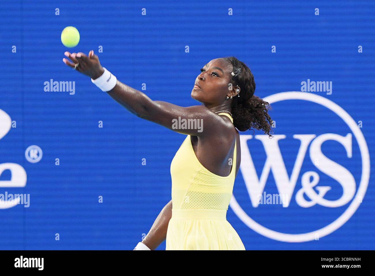MASON, OH - AUG 8: Alycia Parks (USA) serves to Barbora Krejcikova (not pictured) during the first round of womens singles at the 2025 Cincinnati Open at Lindner Family Tennis Center on August 8, 2025. Stock Photo