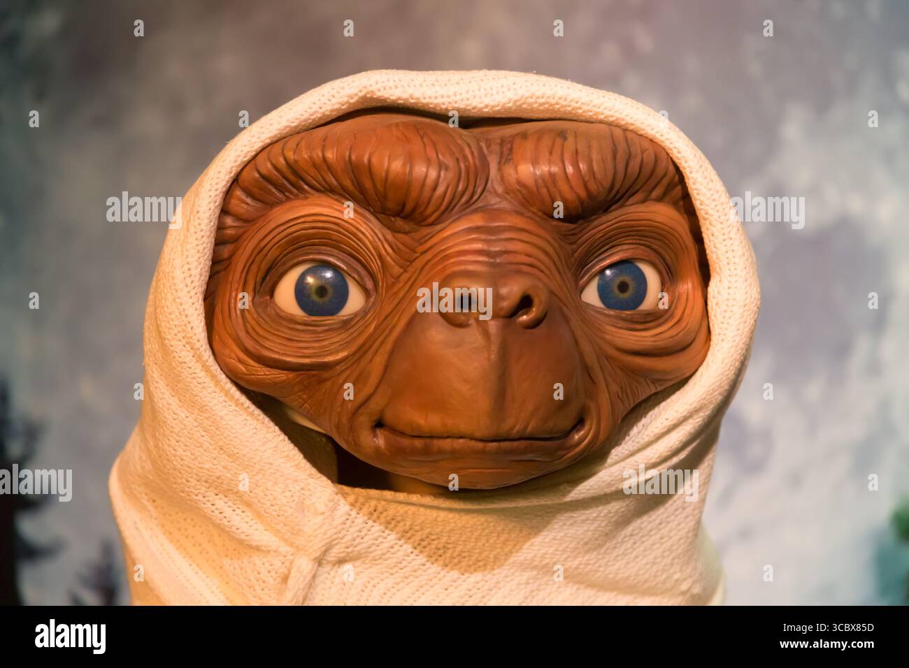 Istanbul, Turkey - May 7, 2022: The Alien wax sculpture from E.T. the Extra-Terrestrial movie directed by Steven Spielberg at Madame Tussauds museum i Stock Photo