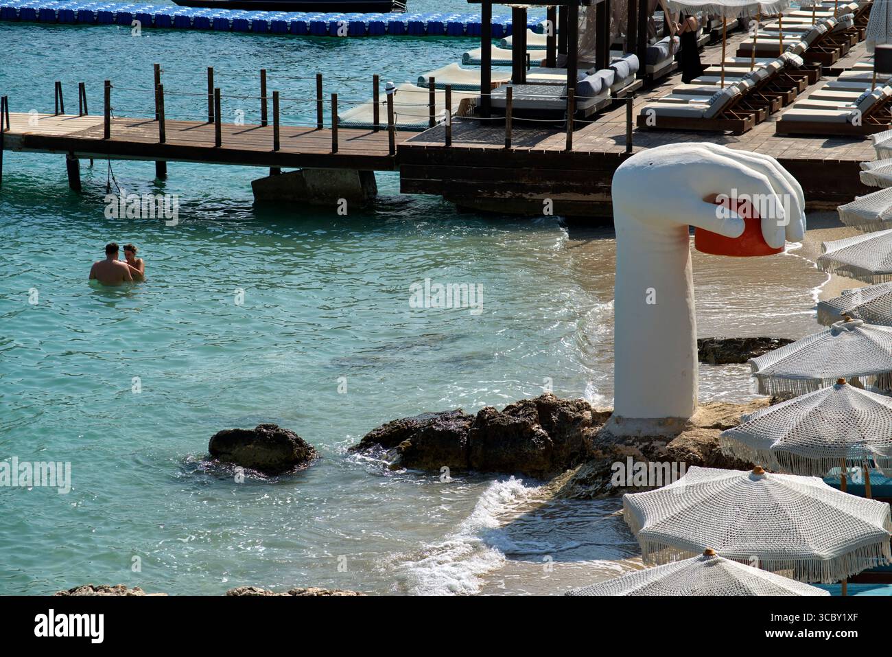Vista delle attrezzature di uno stabilimento balneare a Ksamil, in ...