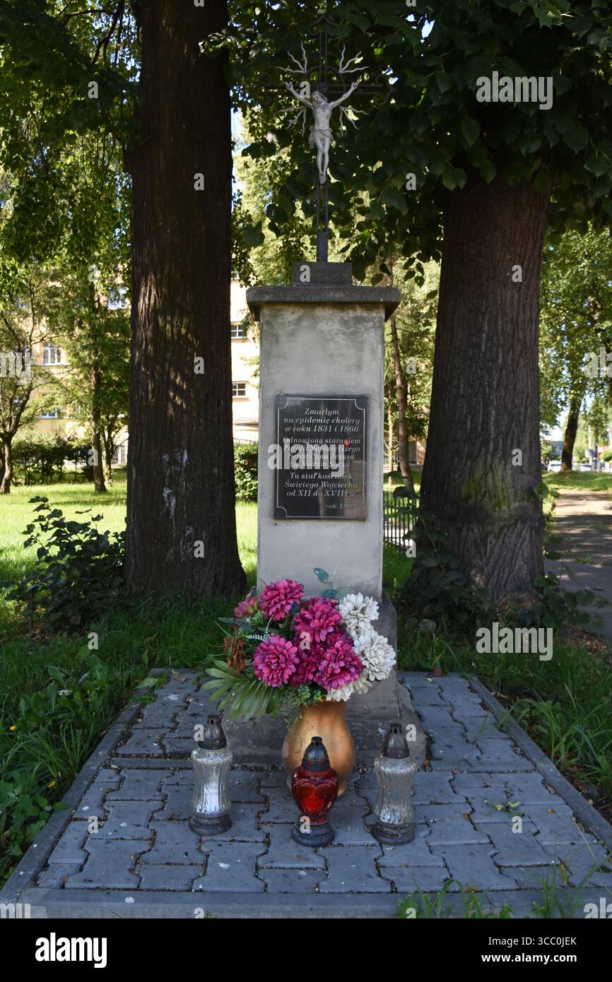 POMNIK W NOWYM SACZU ZMARLYM NA EPIDEMIE CHOLERY W ROKU 1831 I 1866.ODNOWIONY STARANIEM PARAFII NAJSWIETSZEGO SERCA PANA JEZUSA W NOWYM SACZU.TU STAL Stock Photo