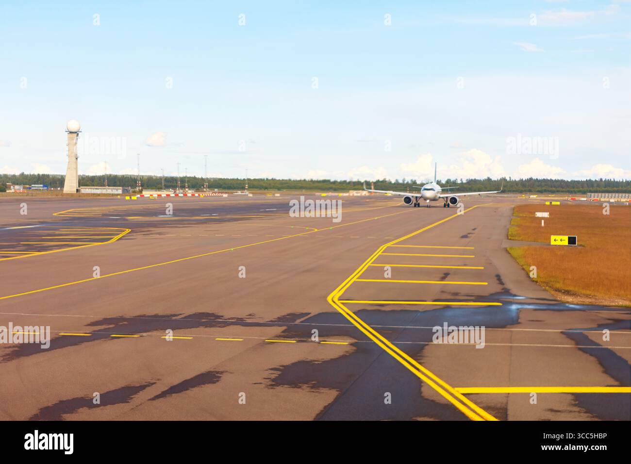 Precision approach radar hi-res stock photography and images - Alamy