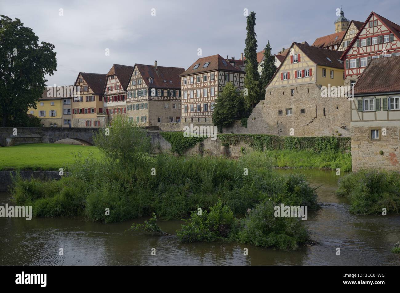 old-town-in-schwaebisch-hall-steinerner-steg-grasboedele-neubausaal