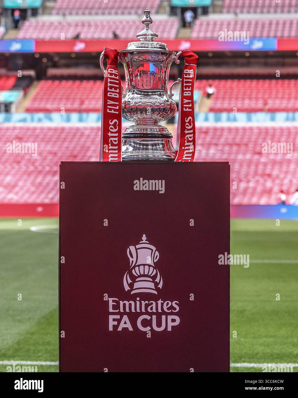 Crystal palace trophy wembley hi-res stock photography and images - Alamy