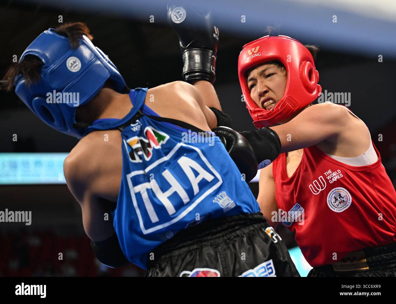 (250810) -- CHENGDU, Aug. 10, 2025 (Xinhua) -- Liu Xiaohui (R) competes ...