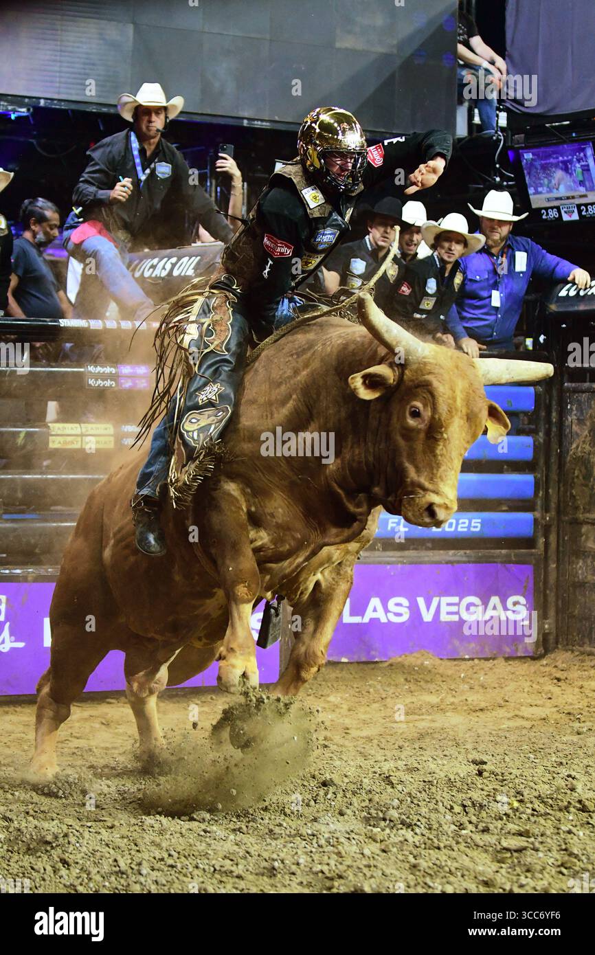Texas Rattlers Brady Fielder, of the Texas Rattlers, rides Big Chili at the PBR Teams ...