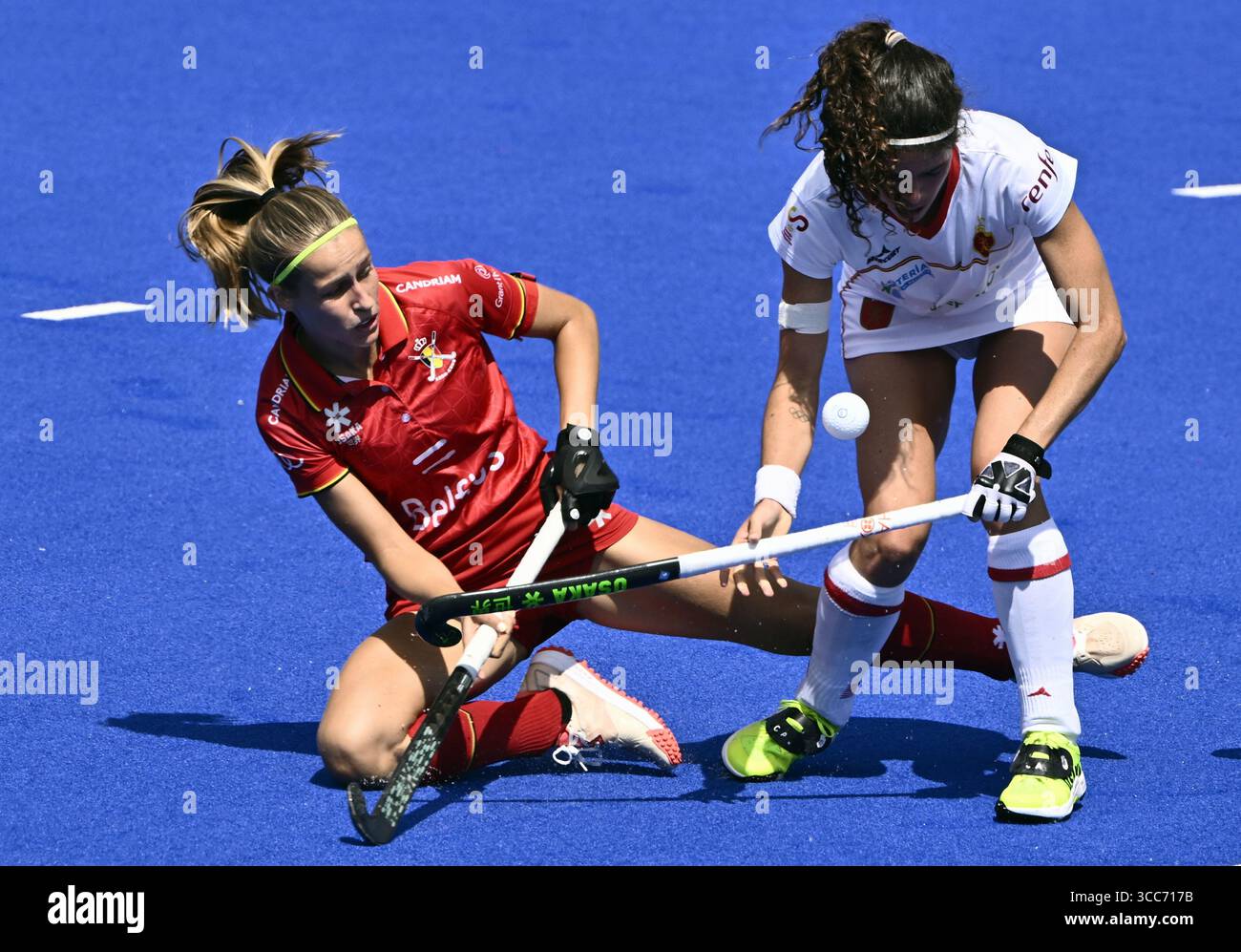 belgium-s-michelle-struijk-and-spain-s-paula-jimenez-pictured-in-action