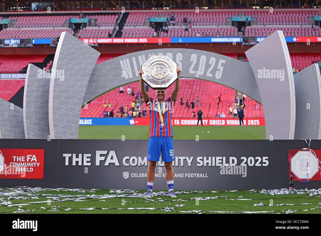 Crystal palace trophy wembley hi-res stock photography and images - Alamy