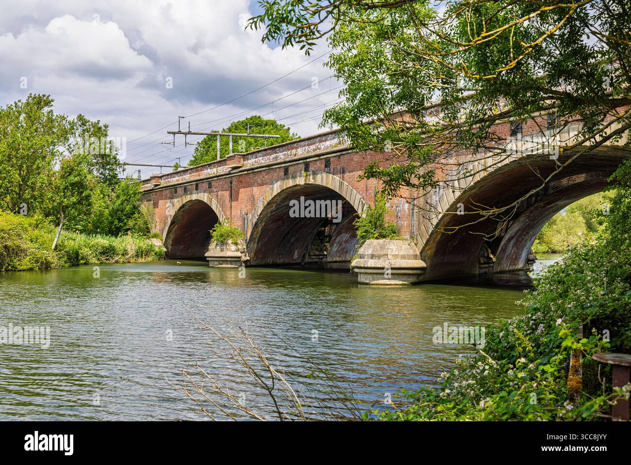 Grade II* listed skew arch Moulsford Railway bridge (or Four Arches bridge) over the River Thames at Moulsford and South Stoke, Oxfordshire, England Stock Photo