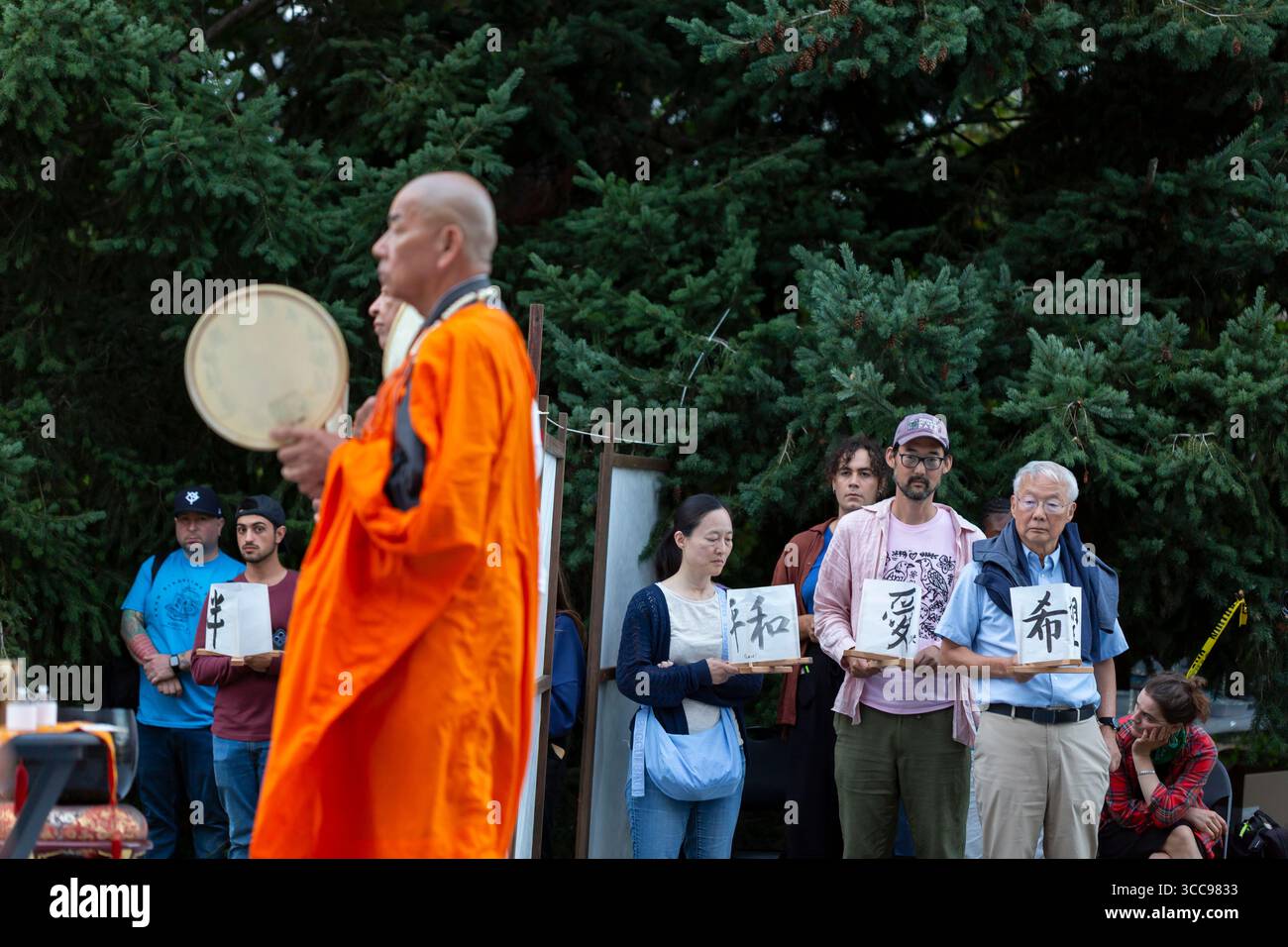 Norimitsu Tosu (standing, right), survivor of the blast that destroyed Hiroshima, listens to a buddhist prayer during the Toro Nagashi Lantern Floatin Stock Photo