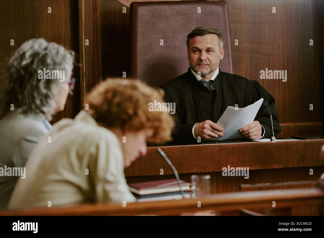 People listening courtroom hi-res stock photography and images - Alamy