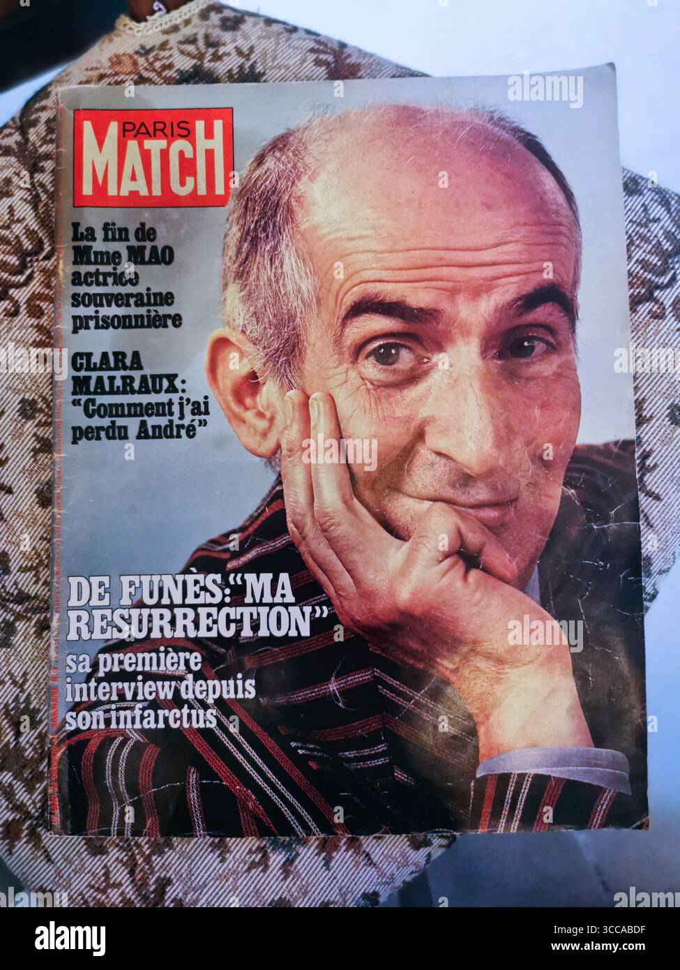 Paris Match front cover featuring comedy actor Louis de Funès (then aged 62), 23rd October 1976. - Smartphone Captured Stock Image