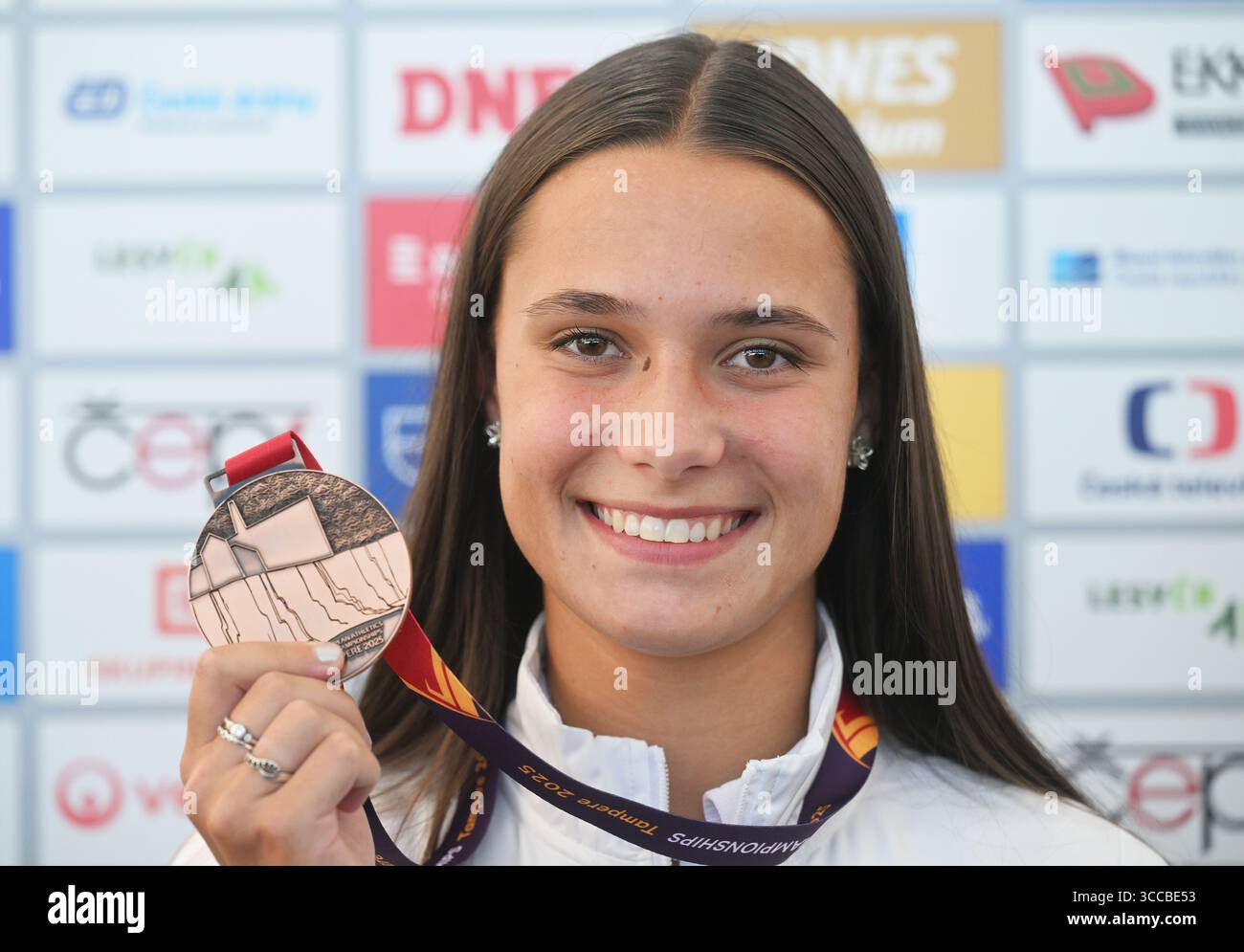 Bir ayol yigitga josuslik qilmoqda