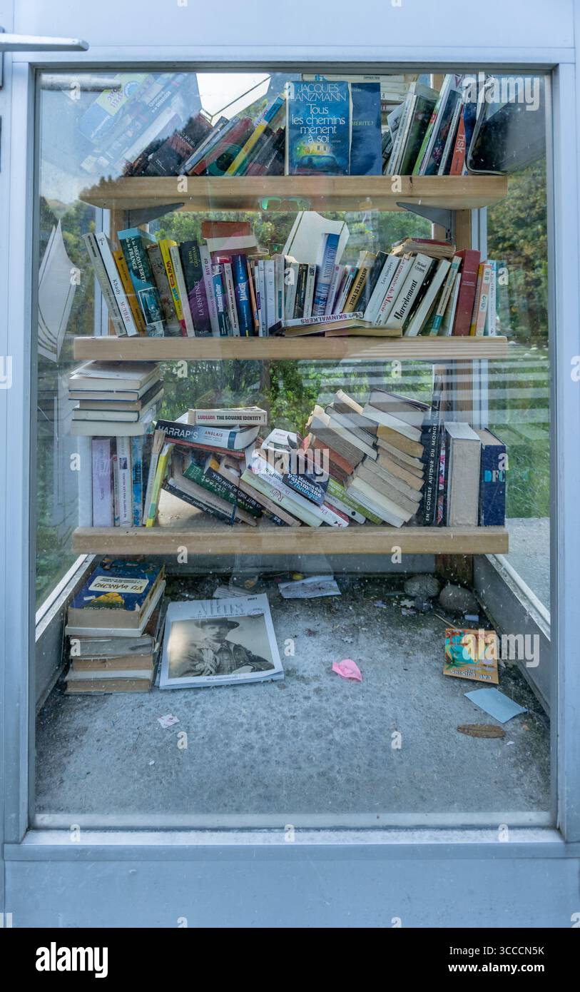 Phone booth library hi-res stock photography and images - Alamy