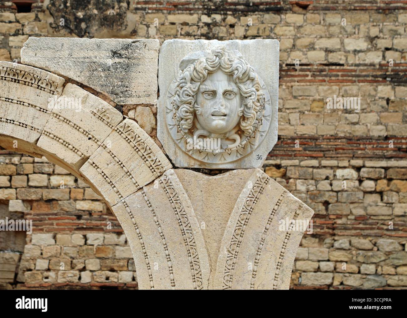 Medusa gorgon head sculpture hi-res stock photography and images - Alamy