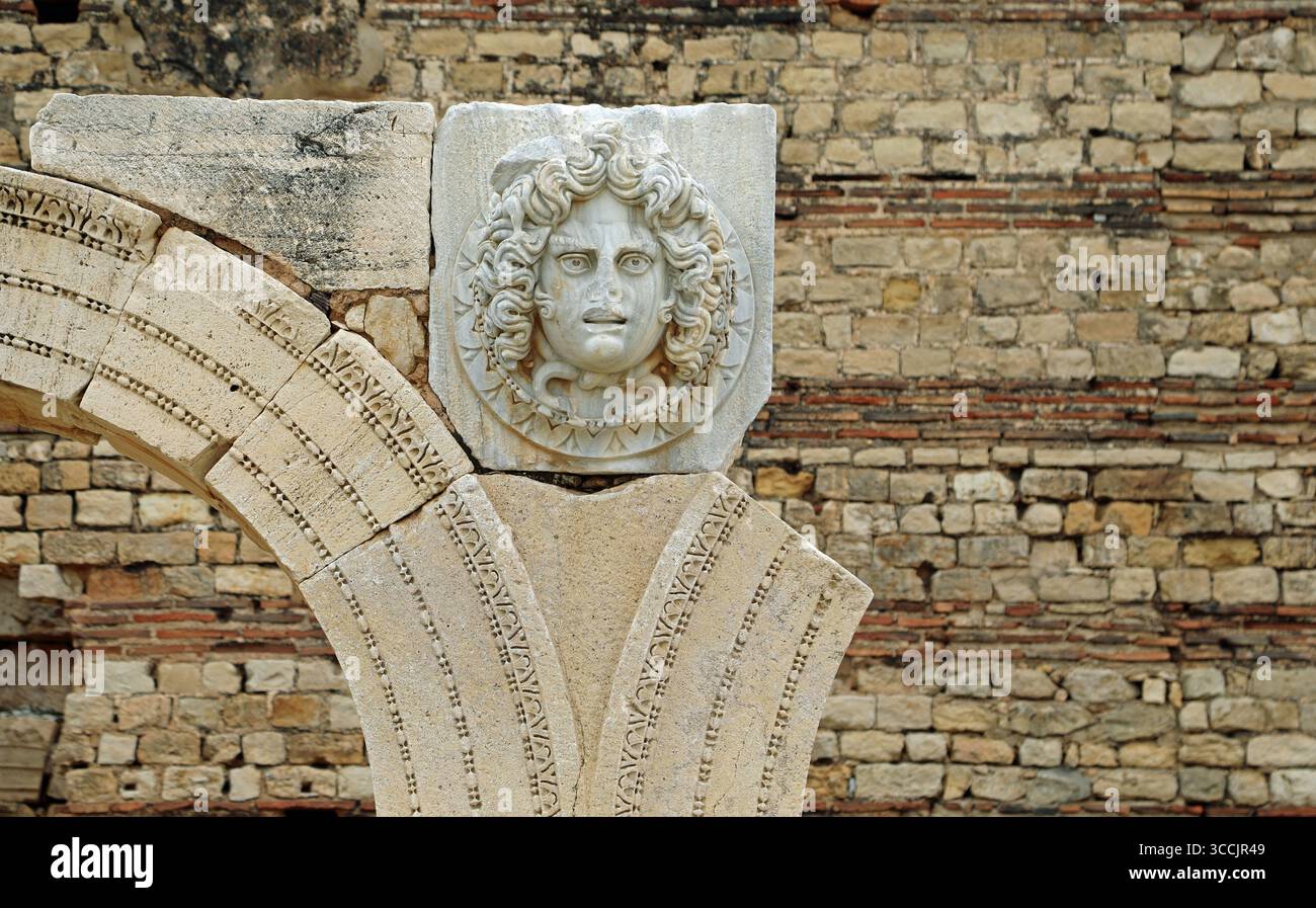 Sculpture of gorgons head hi-res stock photography and images - Alamy