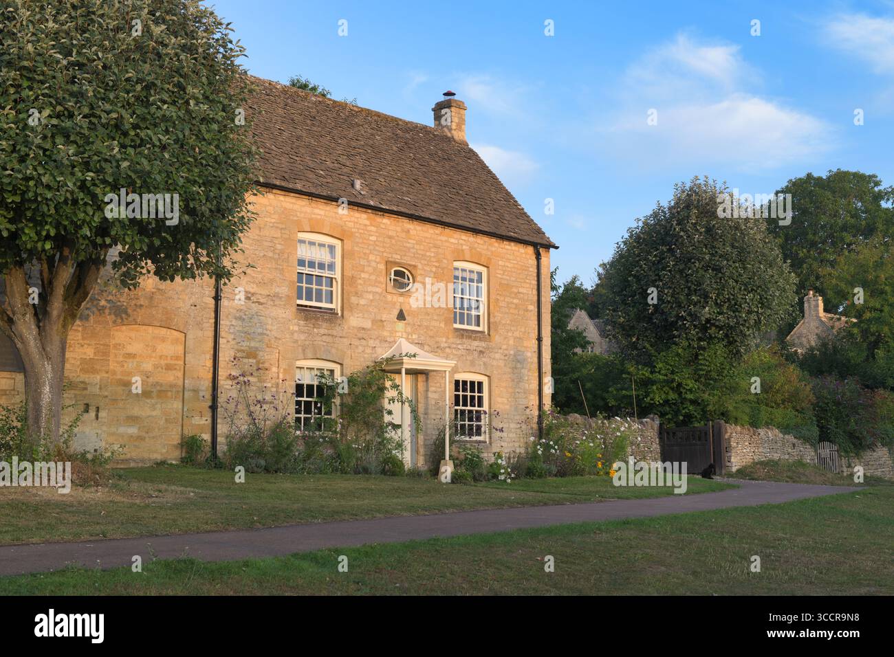 Cottage in the early morning light at sunrise. Guiting Power, Cotswolds, Gloucestershire, England Stock Photo