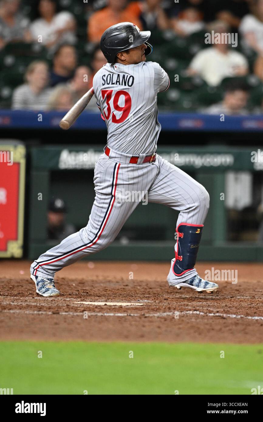 Minnesota Twins first baseman Donovan Solano (39) lines out to left field  in the top of the ninth inning during the MLB game between the Minnesota  Twi Stock Photo - Alamy