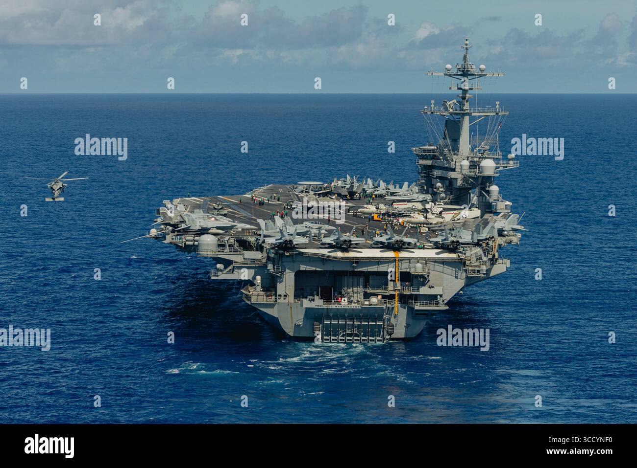 Nimitz-class aircraft carrier USS George Washington (CVN 73) steams ...